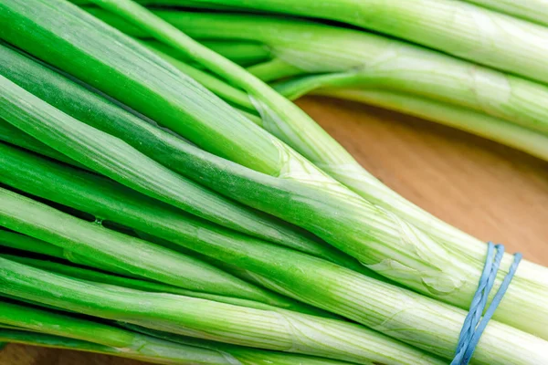 Grüne Frische Zwiebeln Auf Holzgrund — Stockfoto