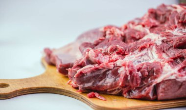 Kesme tahtasında doğranmış çiğ et.