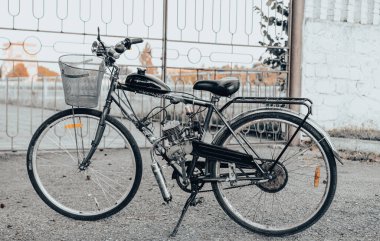 Bisiklet motorsiklete dönüştürüldü