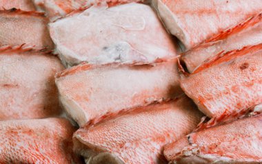 Soyulmuş balık taze donmuş levrek.