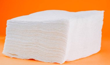 Turuncu arka planda beyaz peçeteler