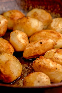 Tavada tam kızarmış patates.