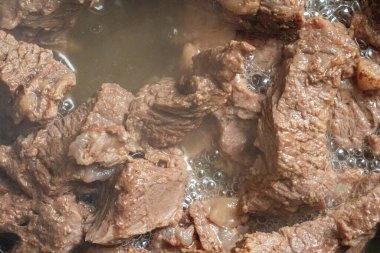 Et kaynar suda kaynatılır.