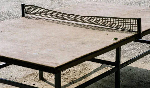 Alte Tischtennisplatte Auf Der Straße — Stockfoto