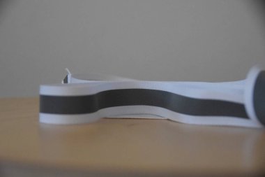 Şık refleksli beyaz kurdele. Köpek tasması için aksesuarlar