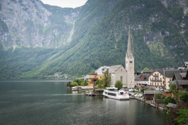 HALLSTATT, AUSTRIA. Hallstatt 'ün yansımalı güzel yaz manzarası. Hallstatt Avusturya 'da küçük bir kasabadır..