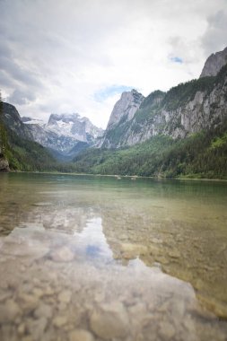 Avusturya manzarası, yüksek dağlık ve vadideki göller. Yeşil renklerle yaz doğası.