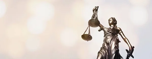 Vrouwe Justitia Geblinddoekt Beeldje Laag Hoekzicht Panoamic Beeld Met Kopieerruimte — Stockfoto