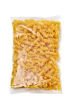 Beyaz arkaplanda izole edilmiş plastik pakette Fusili makarna.