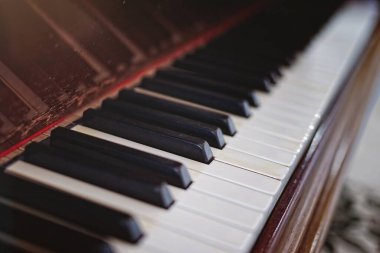 Eski bir piyanonun klavyesi. Seçici odağı kapat.