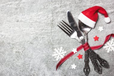 Gri taş masada Noel masası. Yaratıcı kış tatili geçmişi.