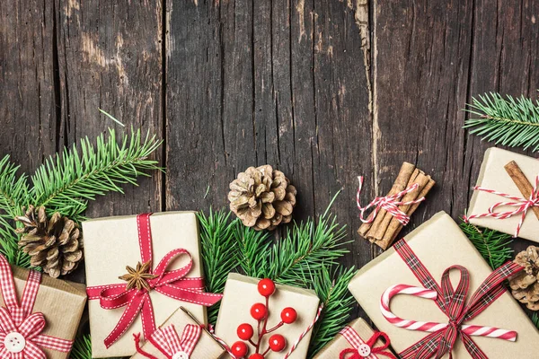 Kırsal Ahşap Arka Planda Farklı Hediye Kutularının Olduğu Noel Tebrik - Stok İmaj