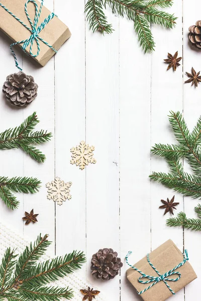 Noel Kış Kompozisyonu Noel Hediyeleri Köknar Ağacı Dalları Örgü Battaniye Stok Fotoğraf