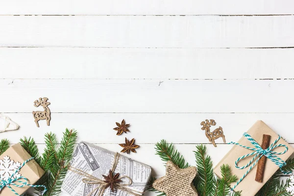 Noel Kış Kompozisyonu Noel Hediyeleri Köknar Ağacı Dalları Beyaz Ahşap Stok Resim