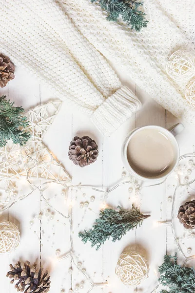 Noel Kompozisyonu Bir Fincan Kahve Kadın Süveteri Köknar Dalları Beyaz Telifsiz Stok Imajlar