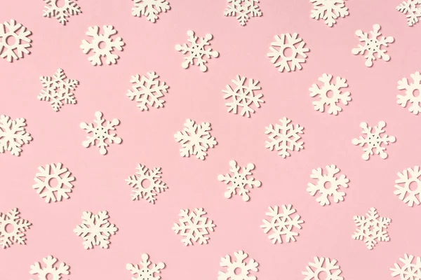 Pastel Pembe Arka Planda Kar Tanelerinden Yapılmış Noel Kompozisyonu Kış — Stok fotoğraf