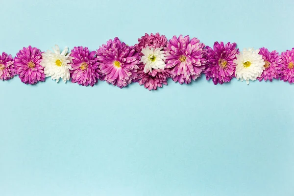 Composición Flores Marco Hecho Flores Sobre Fondo Azul Pastel Día — Foto de Stock