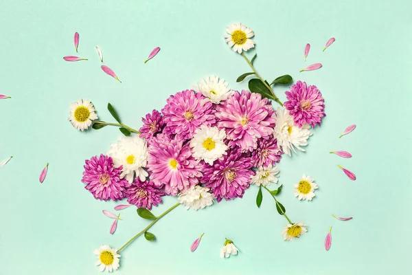 Composición Flores Diseño Creativo Hecho Con Flores Blancas Violetas Sobre — Foto de Stock