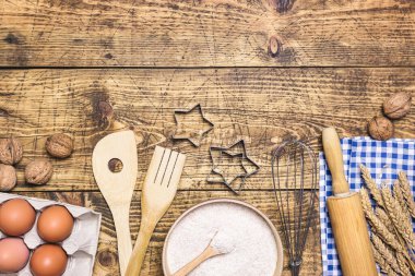 Hamur işi pişirme ve pişirme çerçevesi ya da malzemeli kek ve çatal bıçak. Yumurta, fındık, un ve buğday kırsal ahşap zemin üzerinde metin için fotokopi alanı, düz uzanma.