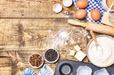 Hamur işi pişirme ve pişirme çerçevesi ya da malzemeli kek ve çatal bıçak. Un, şeker, yumurta, tereyağı ve badem kırsal ahşap zemin üzerinde metin için kopyalama alanı, düz uzanma.