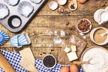 Hamur işi pişirme ve pişirme çerçevesi ya da malzemeli kek ve çatal bıçak. Un, şeker, süt, yumurta, tereyağı ve badem kırsal ahşap zemin üzerinde metin için kopyalama alanı, düz uzanma.