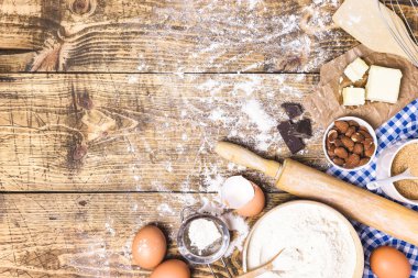Hamur işi pişirme ve pişirme çerçevesi ya da malzemeli kek ve çatal bıçak. Un, şeker, yumurta, tereyağı ve badem kırsal ahşap zemin üzerinde metin için kopyalama alanı, düz uzanma.