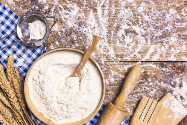 Hamur işi pişirme ve pişirme çerçevesi ya da malzemeli kek ve çatal bıçak. Kırsal ahşap zemin üzerinde un ve buğday metin için kopyalama alanı, düz uzanma.