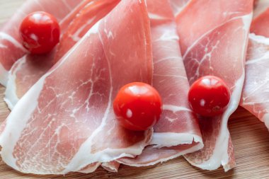 Jamon ahşap tahta üzerinde dilim