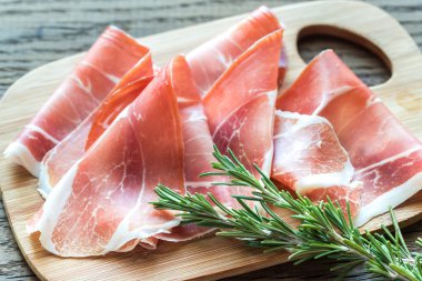 Jamon ahşap tahta üzerinde dilim