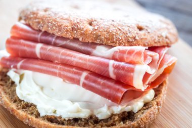 Krem peynir ve jamon ile sandviç