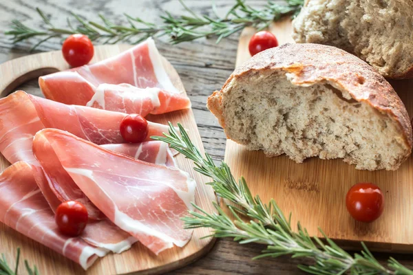 Segmenten van Jamón op de houten bord — Stockfoto