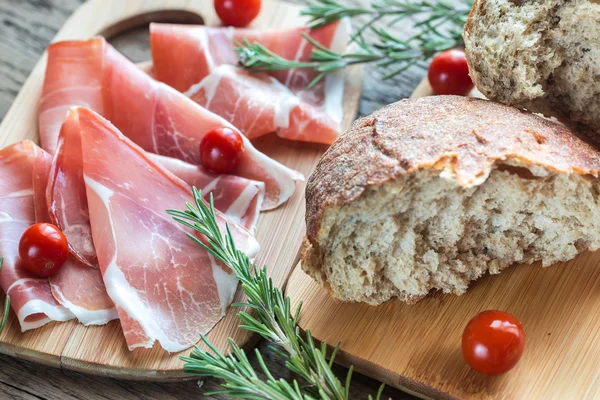 Jamon ahşap tahta üzerinde dilim — Stok fotoğraf