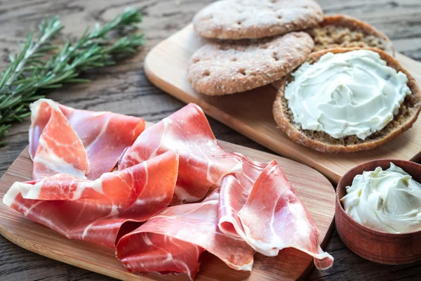 Slices of jamon and sandwich with cream cheese — Stock Photo, Image