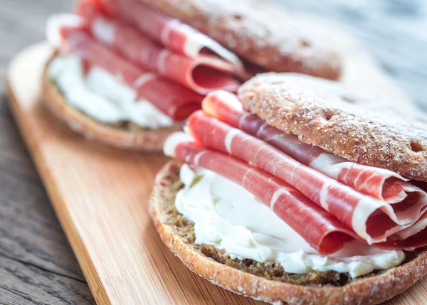 Sandwiches with cream cheese and jamon — Stock Photo, Image