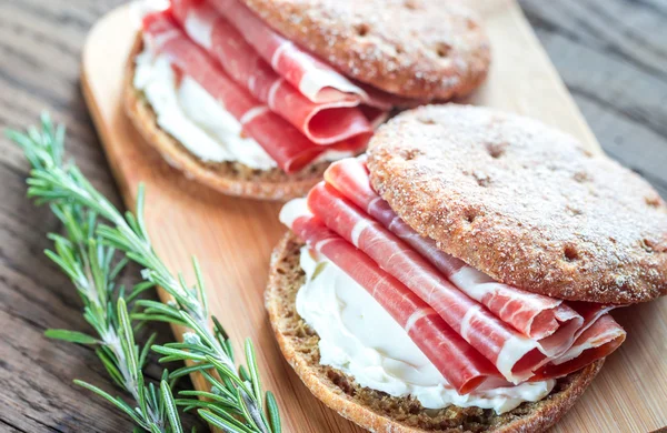 Sanduíches com creme de queijo e jamon — Fotografia de Stock