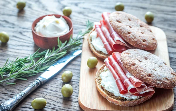 Sanduíches com creme de queijo e jamon — Fotografia de Stock