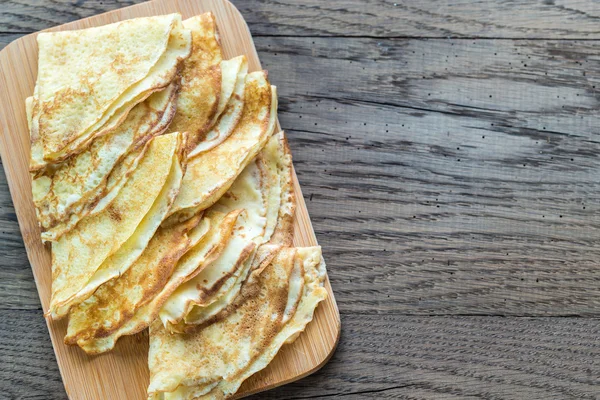 Crepes na tábua de madeira — Fotografia de Stock