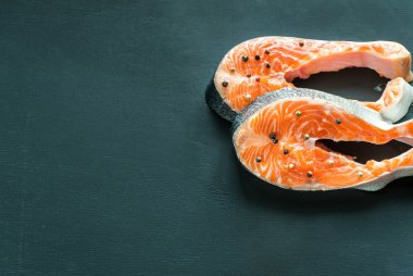 Ahşap arka plan üzerinde ham alabalık biftek