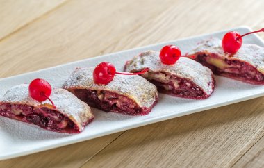 Kiraz olan vişne strudel