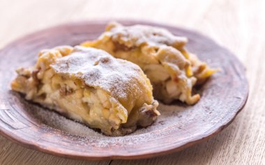 Ceviz ile Apple strudel