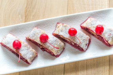 Vişneli turta kokteyl kirazı ile dekore edilmiştir.