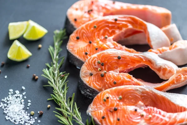 Bifes de truta crua na tábua de madeira — Fotografia de Stock