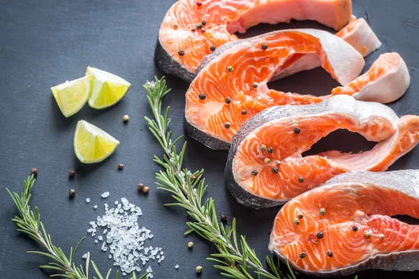 Bifes de truta crua na tábua de madeira — Fotografia de Stock