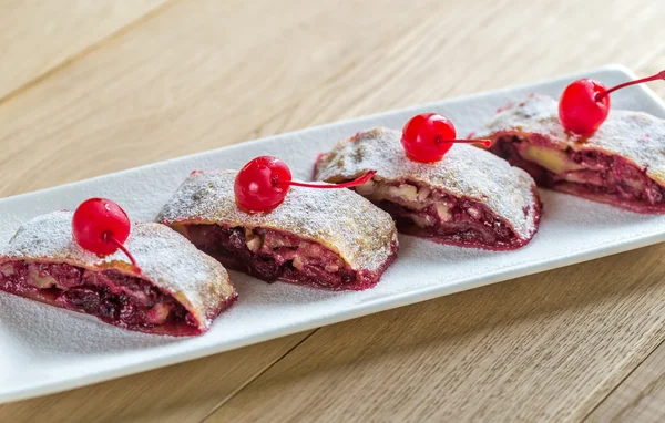 Cherry strudel with cocktail cherries — Stock Photo, Image
