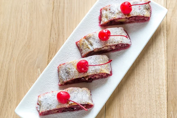 Strudel de cereza con cerezas de cóctel —  Fotos de Stock