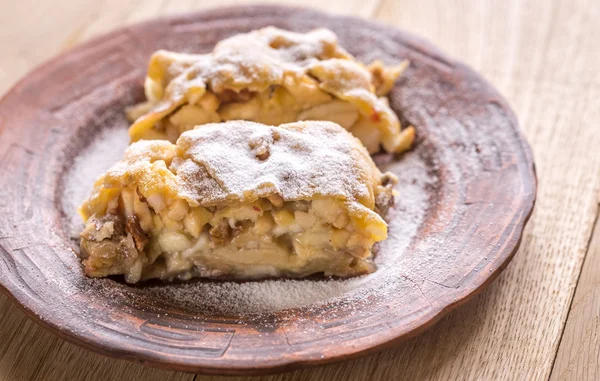 Apple strudel with walnuts — Stock Photo, Image