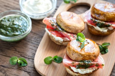 Jamon, krem peynir ve nane soslu mantarlı Burger