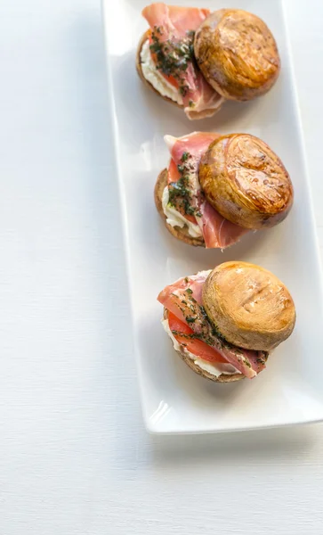 Paddestoel hamburgers met jamón, roomkaas en muntsaus — Stockfoto