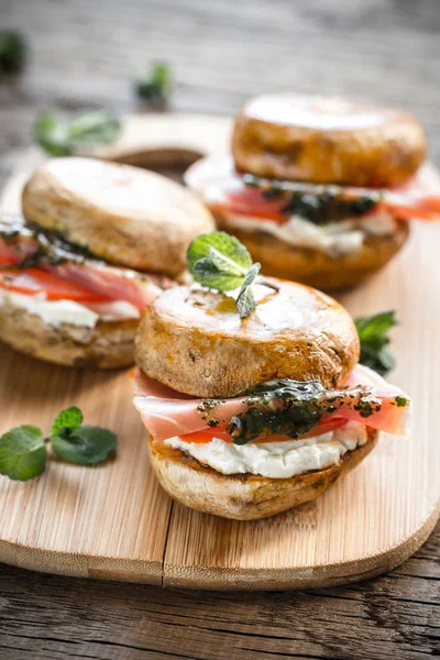 Burgers aux champignons avec confiture, fromage à la crème et sauce à la menthe — Photo