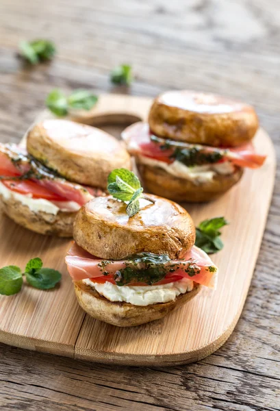 Hambúrgueres de cogumelos com compota, queijo creme e molho de hortelã — Fotografia de Stock